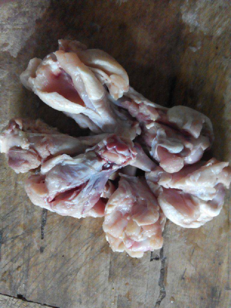 香焖琵琶腿,冷水解冻琵琶腿,在其上面画两个刀口,便于入味