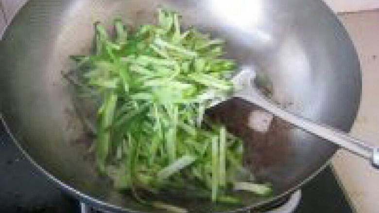 青萝卜丝炒肉,在把萝卜丝倒进翻炒。