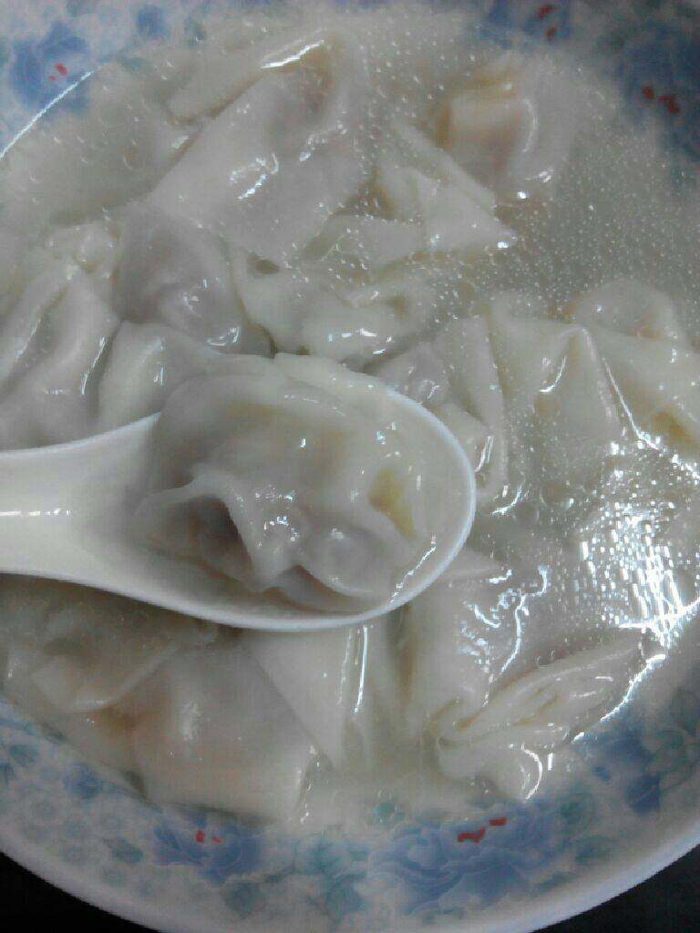小混沌,7.小混沌慢煮至煮熟即可出锅,然后放入少量的盐(或者放入紫菜,香葱,虾米 ),香喷喷的混沌就好了,