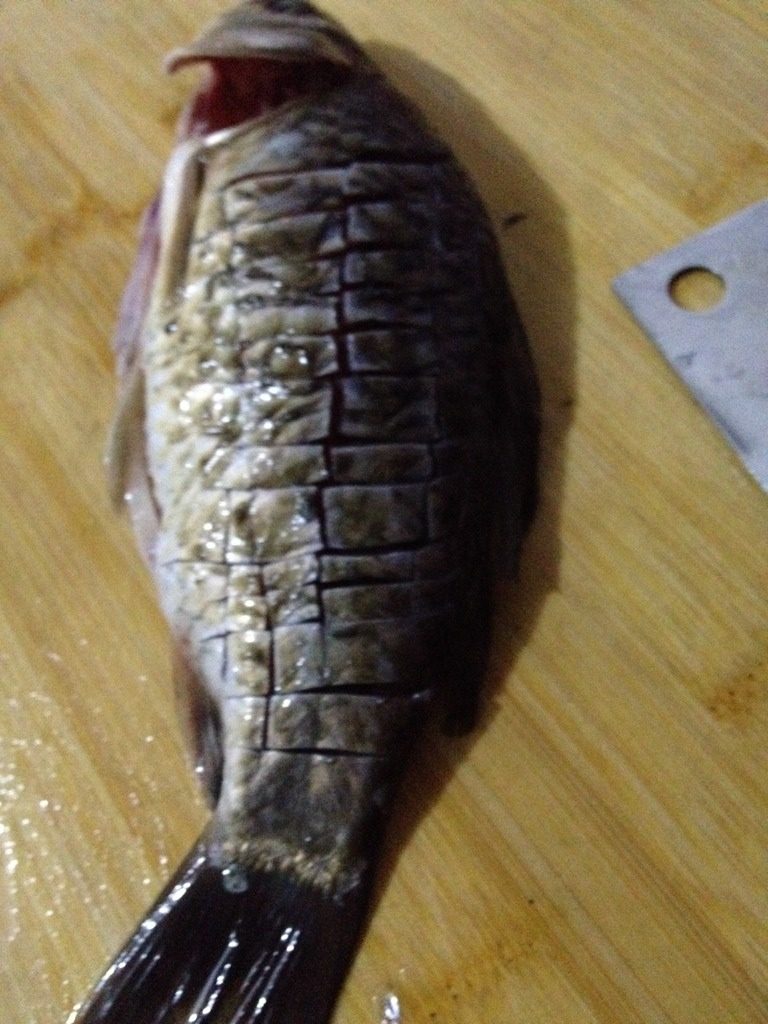 宝宝鲫鱼汤,如图在鲫鱼身上划上很多小口