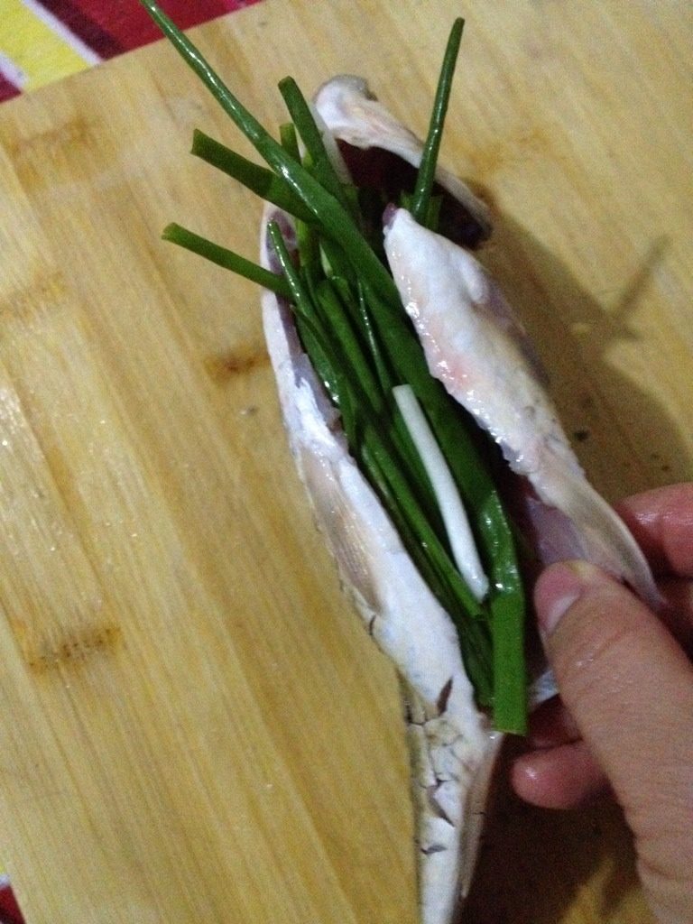 宝宝鲫鱼汤,如图把葱放在鲫鱼肚子里