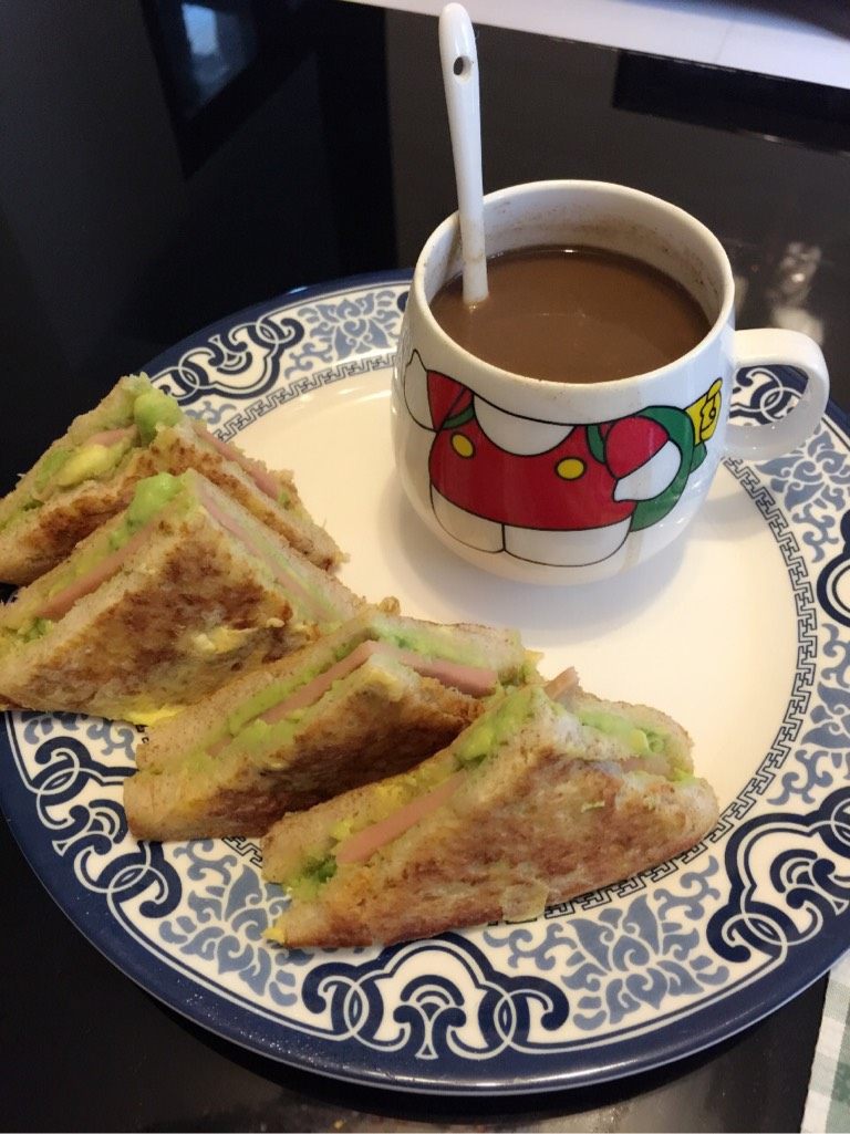 牛油果火腿鸡蛋三文治