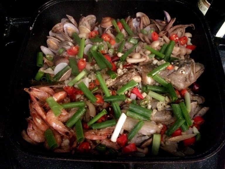 一锅鲜,炸得差不多，丢生姜，加料酒，酱油，糖，水，盐，然后把其他东西全部加进去，加蒸鱼ｓｈｉ油，盖起来中小火焖一会，红绿椒<a style='color:red;display:inline-block;' href='/shicai/ 29'>洋<a style='color:red;display:inline-block;' href='/shicai/ 3250'>葱</a></a>切丁，<a style='color:red;display:inline-block;' href='/shicai/ 2794'>大蒜</a>剁碎，撒上去，另起锅热油破上去焖一会，撒<a style='color:red;display:inline-block;' href='/shicai/ 3250'>葱</a>，直接连锅端起