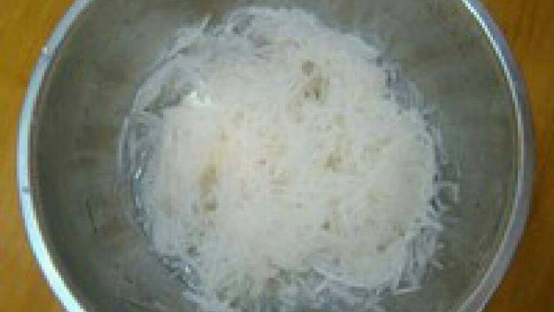 萝卜丝饼,萝卜擦丝,放一勺盐,反复抓捏,抓出水分