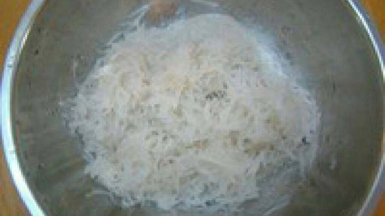 萝卜丝饼,挤出水分,再将萝卜丝用清水漂两遍,轻轻攥干水分,不需特别干