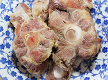 牛蒡牛尾汤,<a style='color:red;display:inline-block;' href='/shicai/ 215'>牛尾</a>洗净后在开水中焯水，去掉血水和杂质，先入锅加清水和杜仲酒，大火烧开后小火慢炖