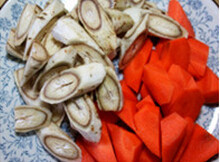 牛蒡牛尾汤,<a style='color:red;display:inline-block;' href='/shicai/ 25'>胡萝卜</a>、<a style='color:red;display:inline-block;' href='/shicai/ 2580'>牛蒡</a>去皮切块，<a style='color:red;display:inline-block;' href='/shicai/ 2580'>牛蒡</a>需要浸在水中防止变黑