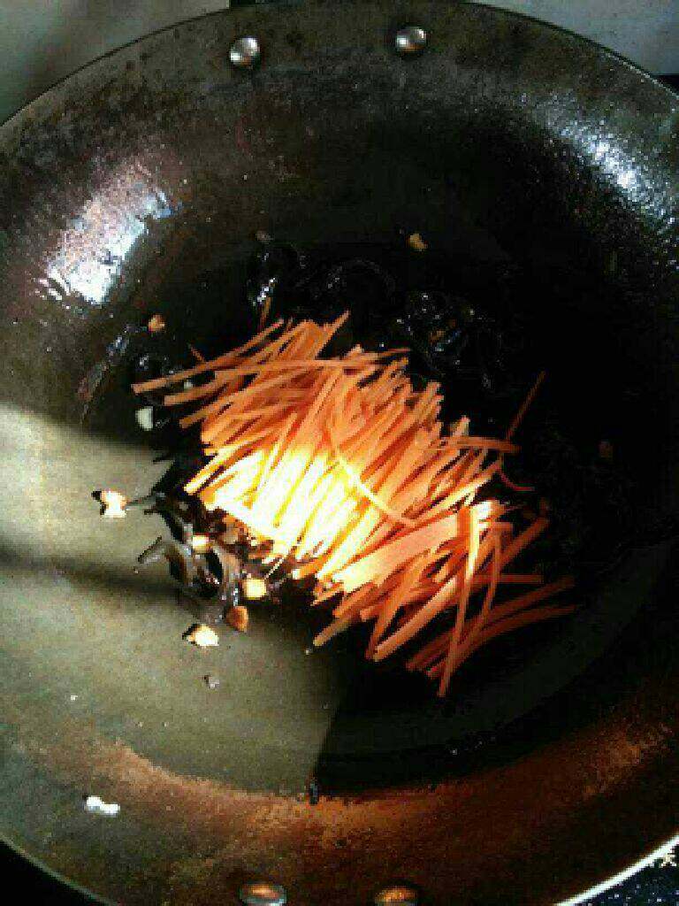 鱼香肉丝,再放入胡萝卜