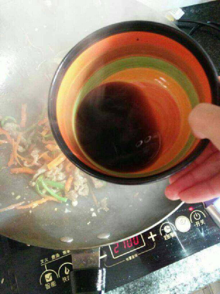 鱼香肉丝,白糖，酱油，醋，料酒，清水调成汁，倒进去