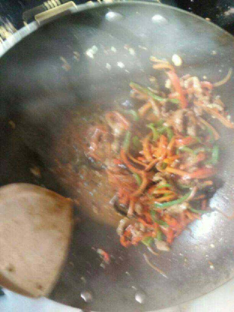 鱼香肉丝,再放点水淀粉进去翻炒均匀即可出锅