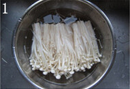 椒油金针菇,<a style='color:red;display:inline-block;' href='/shicai/ 234'>金针菇</a>剪去根蒂,撕成小块儿,提前用凉水浸泡2小时,清洗干净;