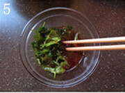椒油金针菇,将椒麻味汁材料和香菜叶一起放进小碗,搅拌均匀;
