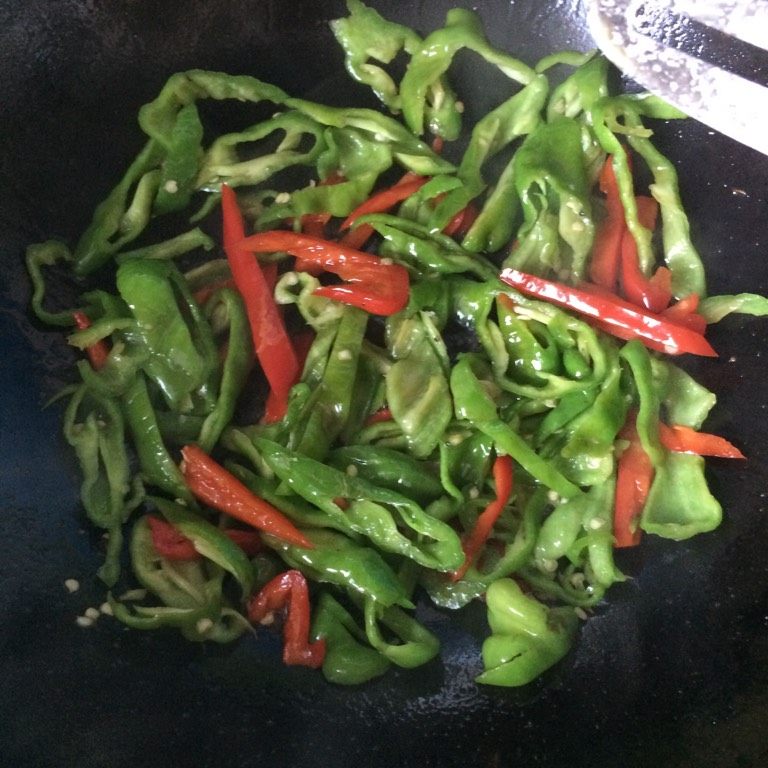 辣椒抱鸡蛋,如图将辣椒炒至七成熟,加盐巴调味