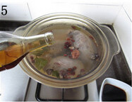 酱牛肉,加入<a style='color:red;display:inline-block;' href='/shicai/ 718'>料酒</a>;