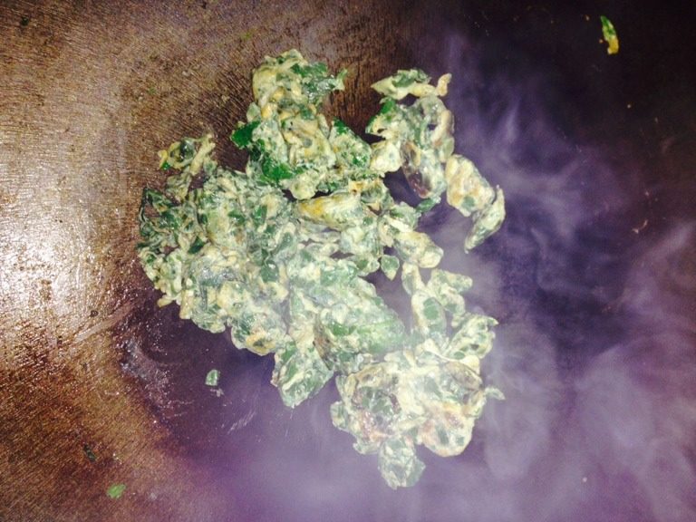 芹叶炒蛋,锅里热油下入芹蛋液翻炒至干燥即可出锅