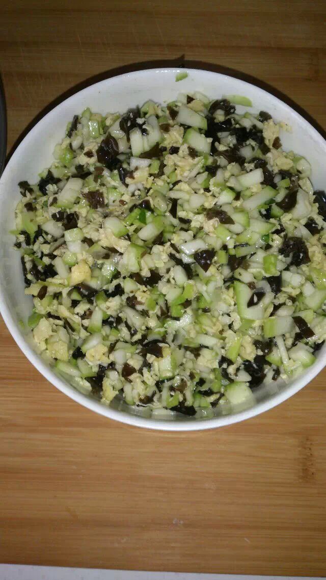 西葫芦鸡蛋木耳馅包子、油菜香菇馅包子、大肉葱包子,2、等待发面的时间将<a style='color:red;display:inline-block;' href='/shicai/ 233'><a style='color:red;display:inline-block;' href='/shicai/ 233'>木耳</a></a>泡发,切成末;<a style='color:red;display:inline-block;' href='/shicai/ 9'>鸡蛋</a>炒散(油热后,倒<a style='color:red;display:inline-block;' href='/shicai/ 9'>鸡蛋</a>的过程中不断用筷子搅拌,这样<a style='color:red;display:inline-block;' href='/shicai/ 9'>鸡蛋</a>会成碎末);<a style='color:red;display:inline-block;' href='/shicai/ 66'>西葫芦</a>去瓤,切成小丁,等到<a style='color:red;display:inline-block;' href='/shicai/ 9'>鸡蛋</a>凉透,将三种材料混在一起倒入一小勺清油搅拌,再放入盐、<a style='color:red;display:inline-block;' href='/shicai/ 744'>五香粉</a>、生抽拌匀。
