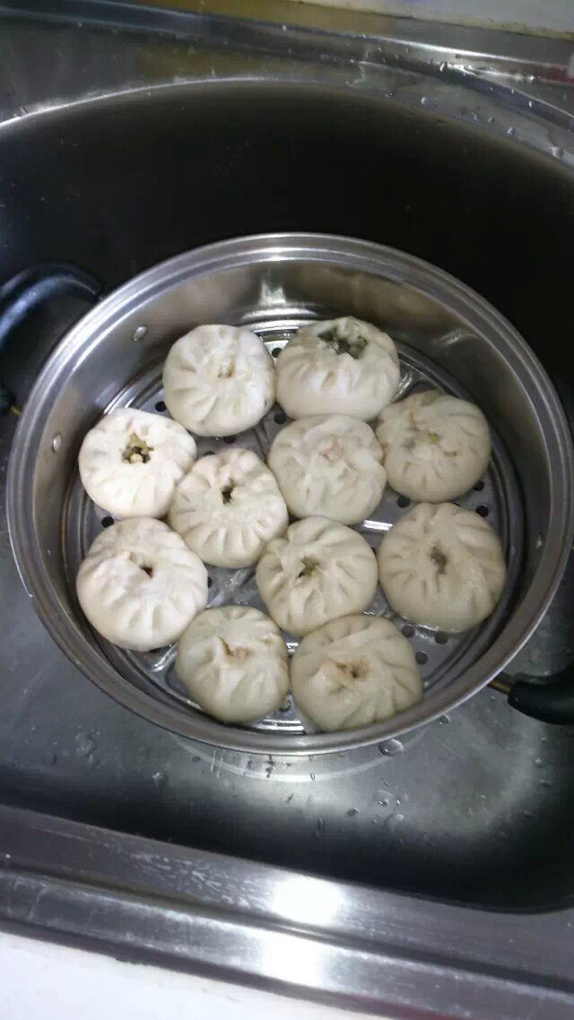 西葫芦鸡蛋木耳馅包子、油菜香菇馅包子、大肉葱包子,5、三种馅都准备完毕,面也发了,开始包。包好后,盖上干的纱布,再发半个小时,包子拿起来比之前轻的感觉就可以了。这样蒸出来的包子皮比较软。