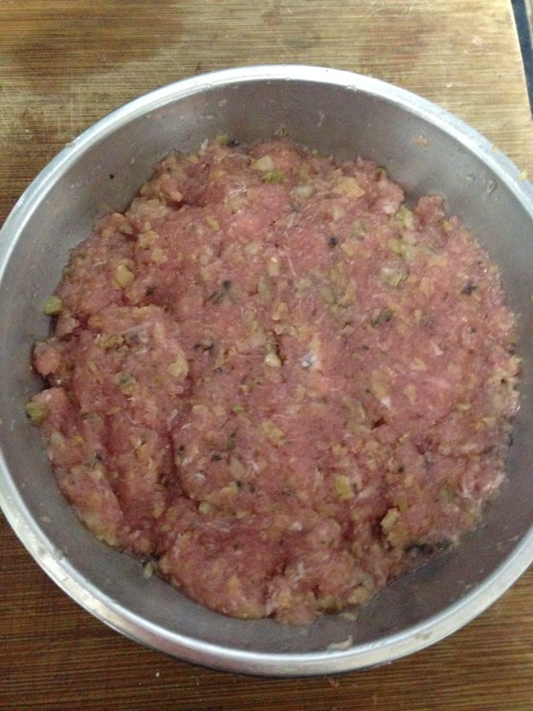 梅菜肉饼蒸腊肠,如图加入淀粉和少许<a style='color:red;display:inline-block;' href='/shicai/ 3729'>白糖</a>。榨菜和梅菜都有咸味,所以不需要加盐或酱油。