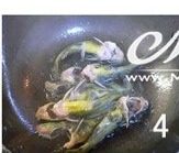 黄丫头烧荷包蛋,黄丫头中小火油煎，煎至两边鱼肉变色。