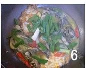 黄丫头烧荷包蛋,待锅中汤汁渐浓，按个人口味需要收好汤汁，放大蒜叶增色添香，关火即可。（鱼汤本鲜，不必加味精）