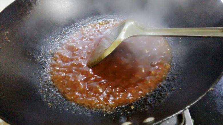 糖醋里脊,锅中留少许底油加热,放入少许葱蒜末爆香(这个步骤可以省略)。加入调好的糖醋汁煮至浓稠收汁。