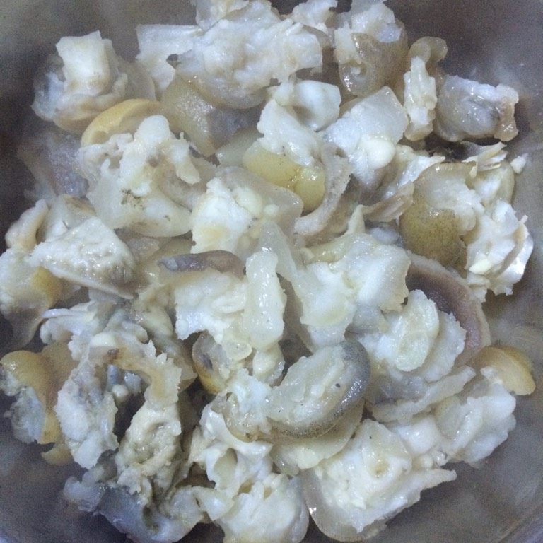 红烧牛蹄筋,如图锅内加500毫升左右的水,料酒30毫升,倒入蹄筋,开锅后煮十五分钟