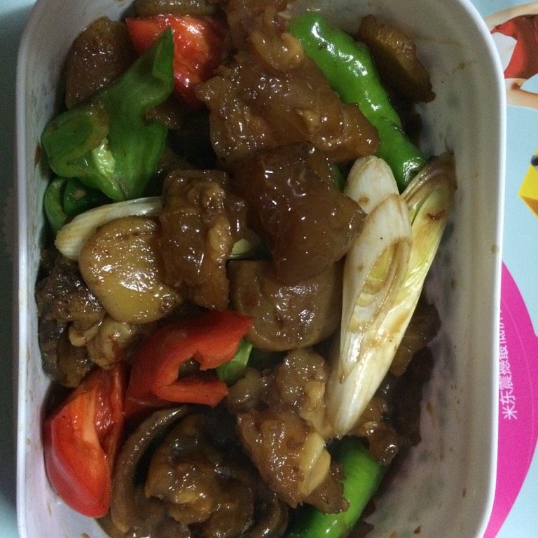 红烧牛蹄筋,如图调味,加入少许的白胡椒粉,盐,鸡精,收汁,倒入青红椒大葱段,少许味精提鲜,即可出锅