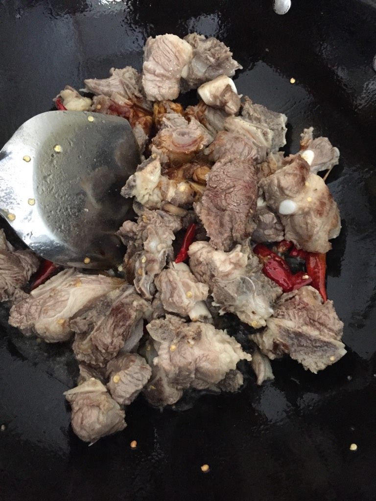 红白萝卜红烧牛排,牛排买回来用开水焯一遍,捞起来沥干水分。锅里放油辣椒和牛排一起下锅爆炒