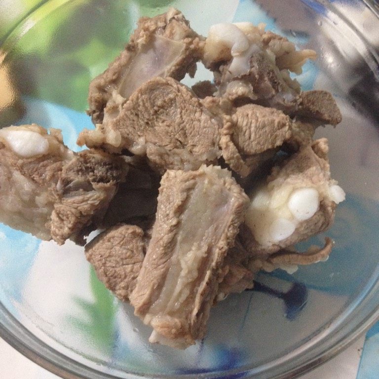 排骨胡萝卜炖鹌鹑蛋,飞水洗净
