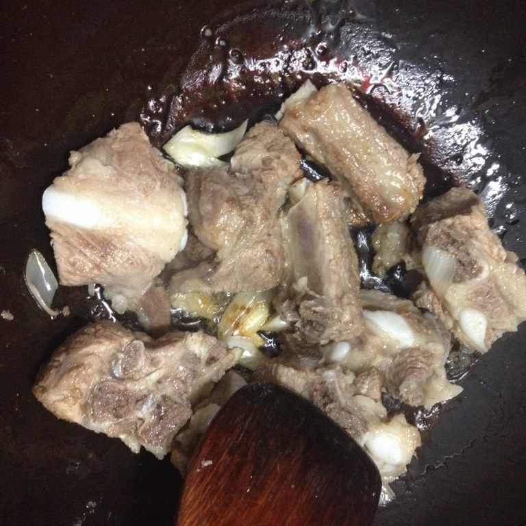 排骨胡萝卜炖鹌鹑蛋,如图放入干净的排骨,煸炒