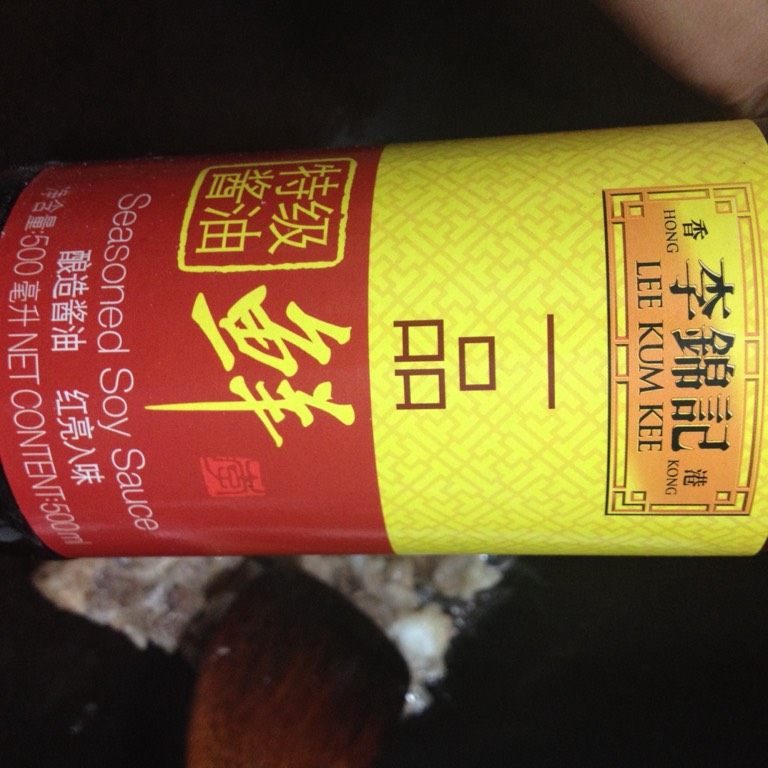 排骨胡萝卜炖鹌鹑蛋,如图倒入李锦记酱油,上色,这个酱油上色特别漂亮