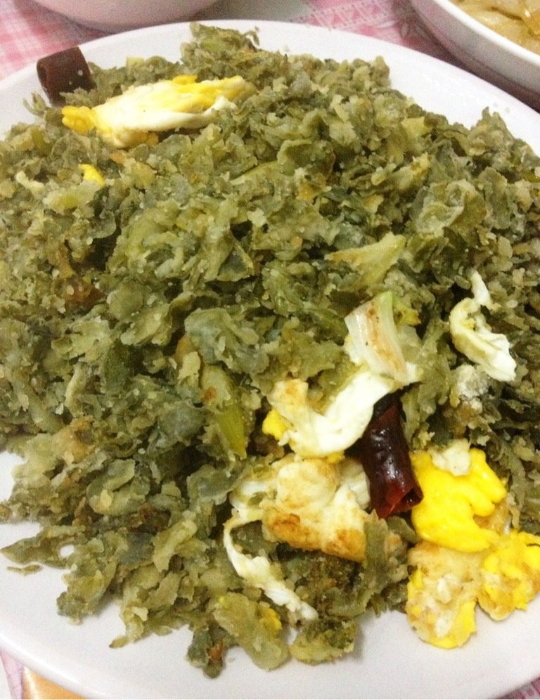蛋炒蒸菜,菜本身已经蒸熟 加适量盐翻炒均匀即可 出锅装盘
