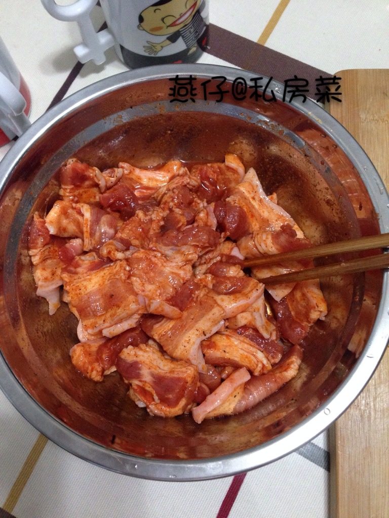 香煎五花肉,如图加入烤肉调料搅拌均匀，放冰箱冷藏腌制24小时。