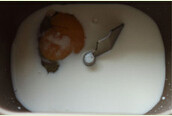 鲜奶吐司,中种材料中的<a style='color:red;display:inline-block;' href='/shicai/ 219'>牛奶</a>、全蛋放入面包桶,搅拌均匀
