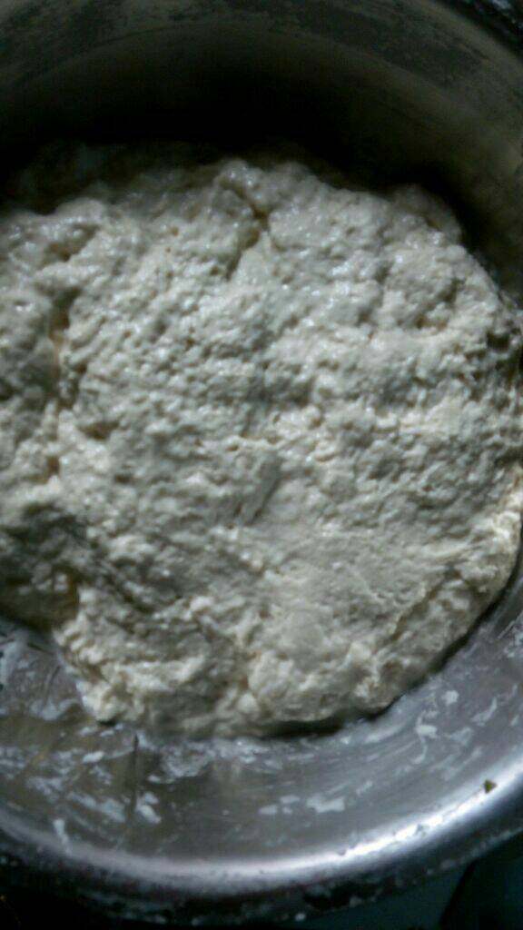 老式面片汤,和面,面团和软点往里加的盐,待会好扯开,放一边醒一小时左右。