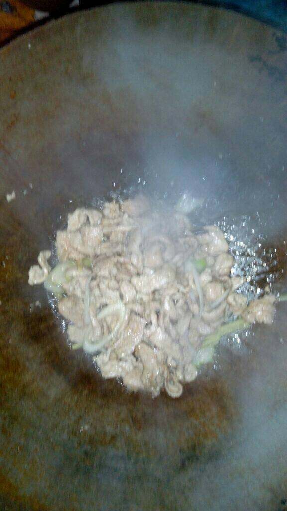 老式面片汤,猪肉下锅炒变色后放葱姜,炒出葱姜香味后出锅备用