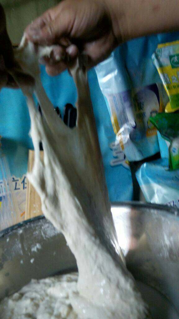老式面片汤,水开后下面,旁边放碗水扯面手黏时沾点,扯薄点,下锅再扯,记得边扯面边搅动锅防止沾到一起。