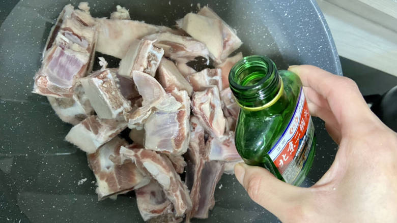 红烧羊肉煲➕胡萝卜煲羊排,羊排冷水下锅,加一汤匙高度白酒,大火煮开,撇去血末,再煮两分钟