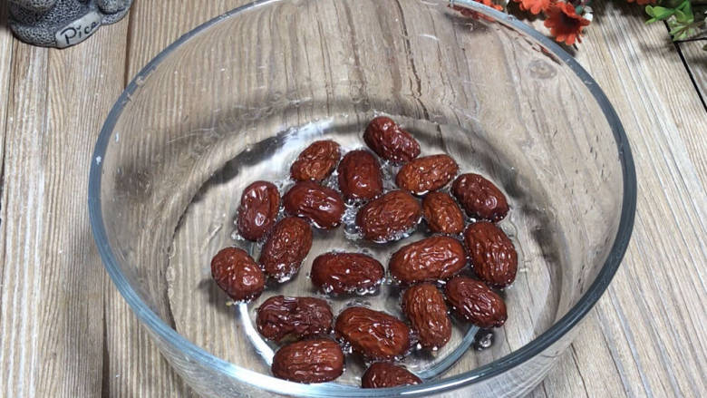 苹果炖银耳,<a style='color:red;display:inline-block;' href='/shicai/ 2470'>红枣</a>洗净,沥水