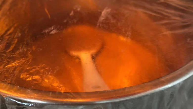 减脂版提拉米苏,搅拌均匀后盖保鲜膜冰箱冷藏片刻,让奇亚籽吸饱水分。