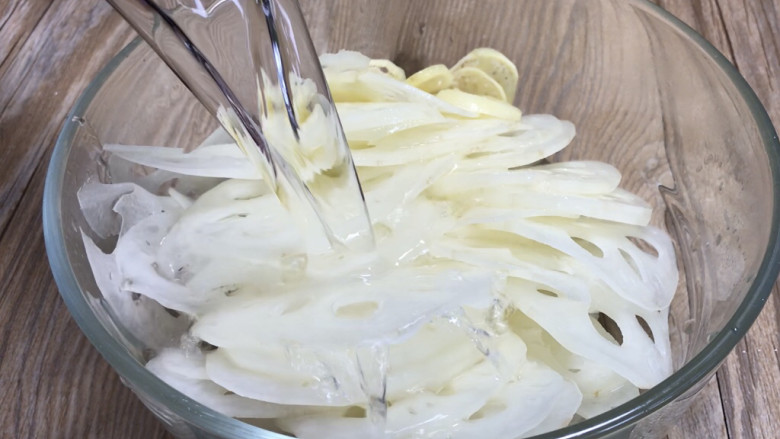 炝炒藕片,洗净表面的淀粉，沥水备用