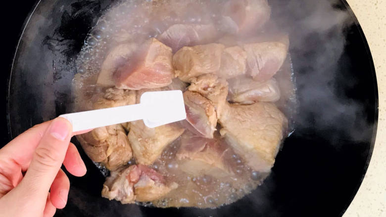 红酒炖羊肉,翻炒至羊肉变色,撒入盐