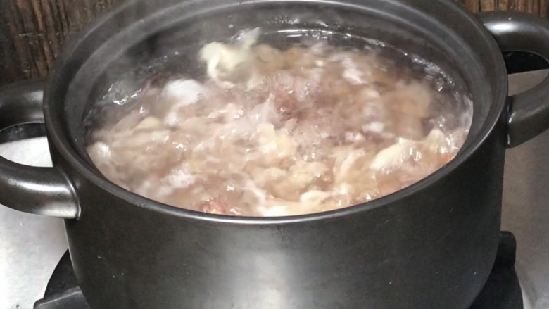 南瓜银耳莲子羹,大火煮沸,盖上锅盖转小火熬至20分钟