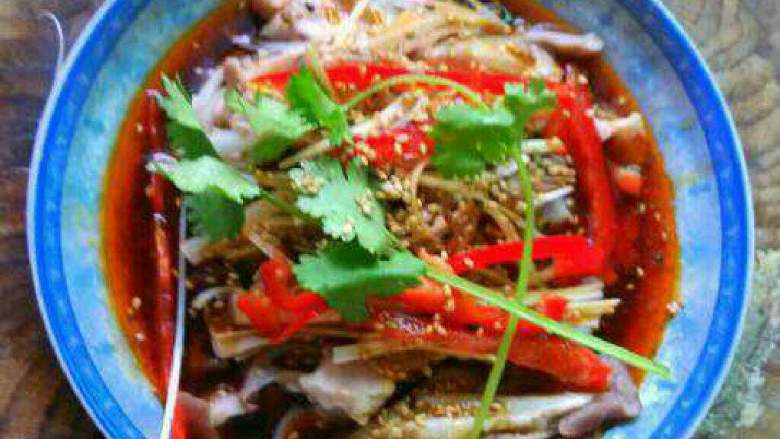 红油猪肚,淋上调味料,放上香菜即可。