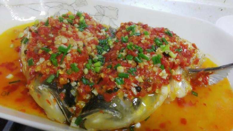 剁椒鱼头,炒锅里加入适量菜油,烧热后均匀浇在鱼头上即可。
