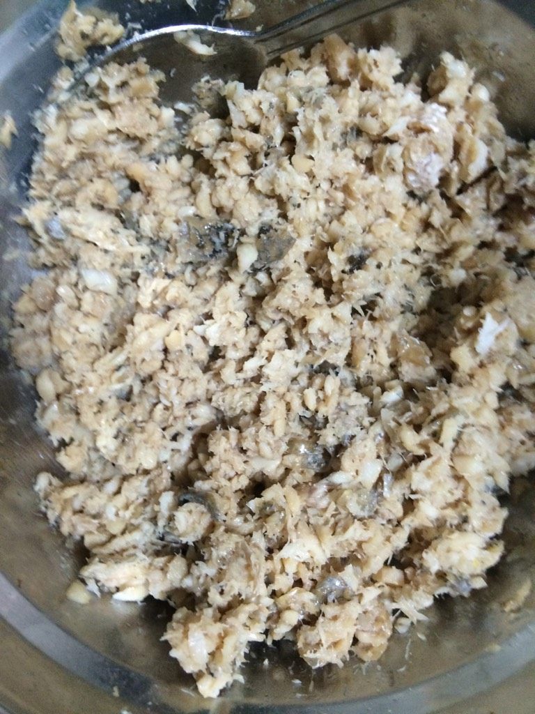 鱼肉松,鱼肉煮熟后,葱姜捞出不用,烧干汤汁,鱼肉盛出,鱼刺挑干净,捣碎