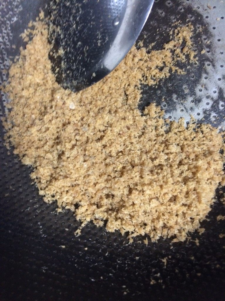 鱼肉松,锅洗干净,生热下油,油温不用太高,油量跟平时炒菜差不多,放入捣碎的鱼肉翻炒,用小火不断翻炒,这过程手有点酸,我炒了将近一个小时,待鱼肉越来越干时,放入少许红糖炒匀,这时鱼肉色泽很漂亮了,就可以出锅了哦!