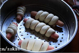 中式肠仔卷,蒸锅涂一层底油,将肠仔卷放进去,醒5钟左右,此时面团会比原来稍大一些,冷水上锅,大火蒸20分钟左右,关火后再焖3~5分钟,取出后即食。