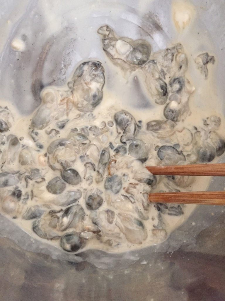 海蛎豆腐汤,海蛎洗干净、注意壳一定要洗干净。用一点点生抽拌匀加地瓜粉