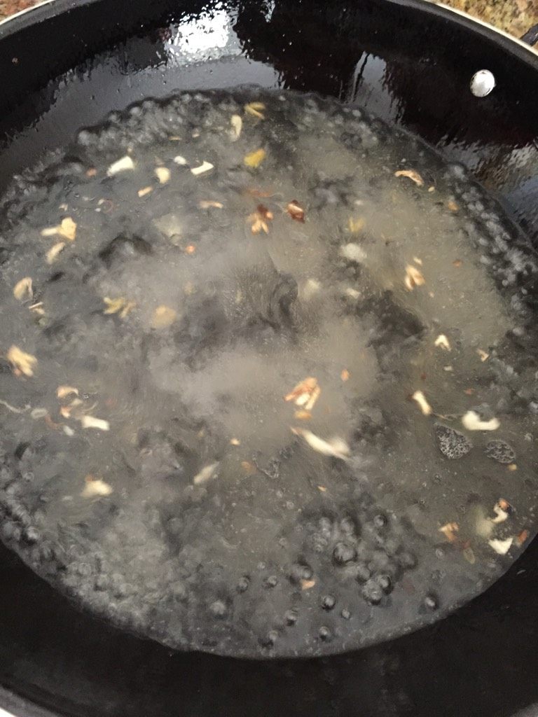 海蛎豆腐汤,锅里放油煸炒姜蒜，倒入适量清水，水烧开滑入海蛎。豆腐洗干净用手捏碎（不要太碎，随意就好）放入紫菜